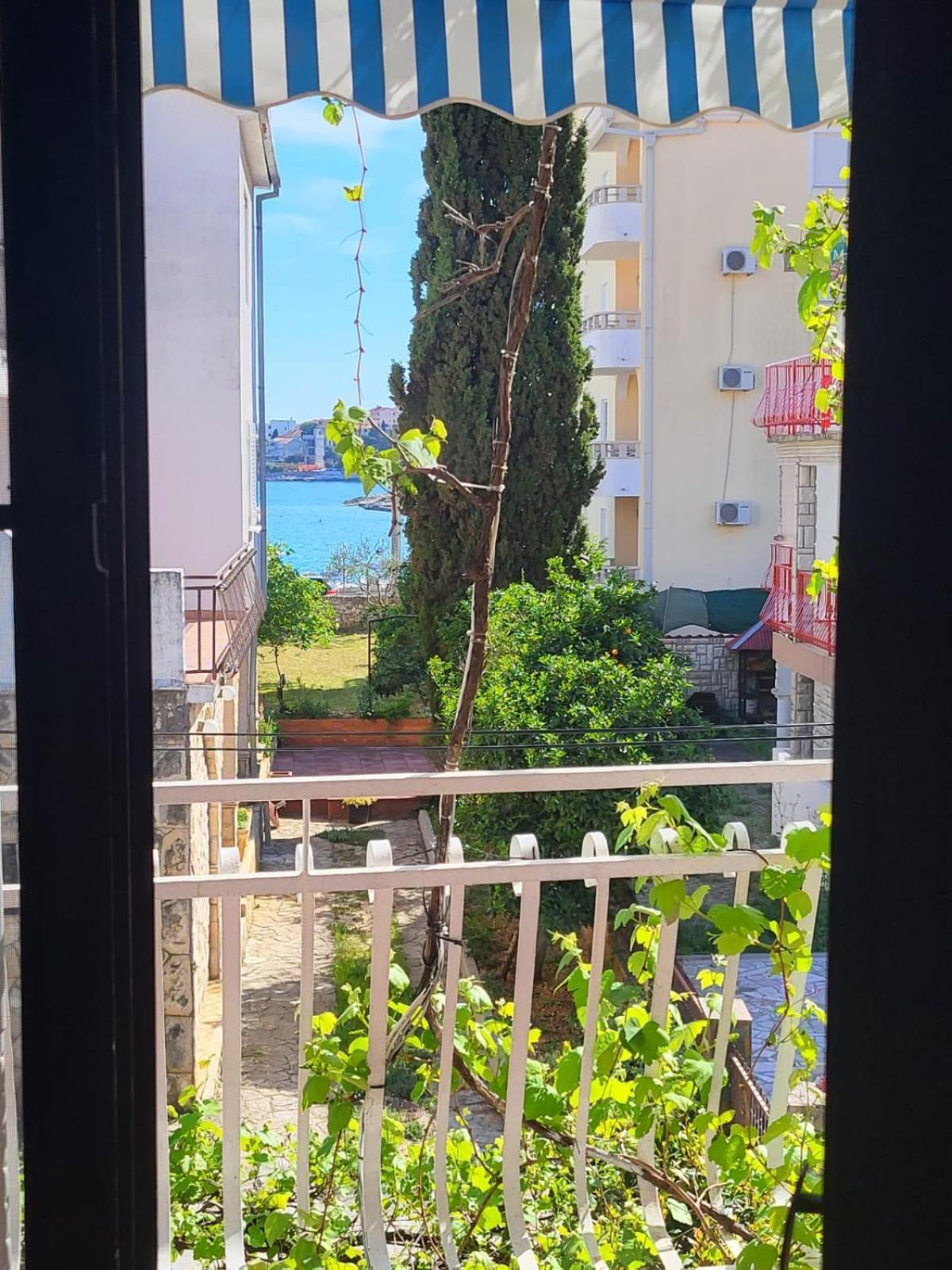 Apartment Bunjo'S Beach House Trogir Exterior photo